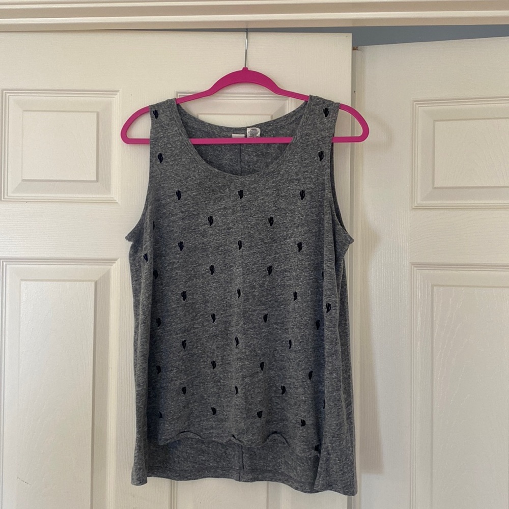 sleeveless shirt